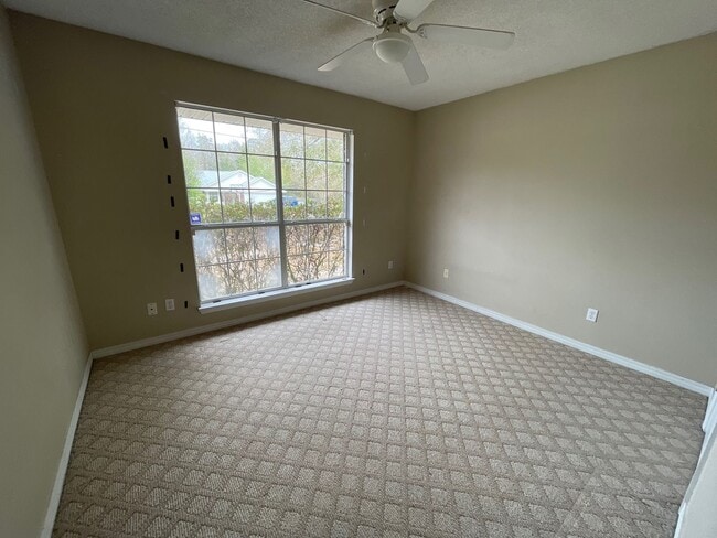 Building Photo - MOVE IN SPECIAL - 1 WEEK FREE RENT - MINUT...