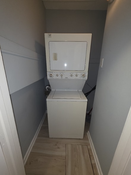 Building Photo - 1212 Holbrook St NE