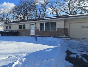 Building Photo - South Shores! 3 bedroom, 1 bath, 2 car garage!