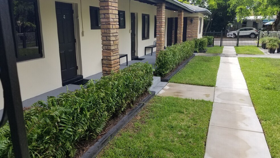 Building Photo - 1952 Madison St