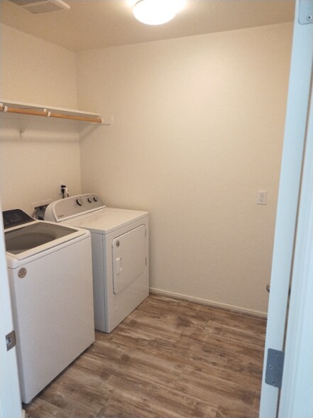Building Photo - 1373 Manor Ave
