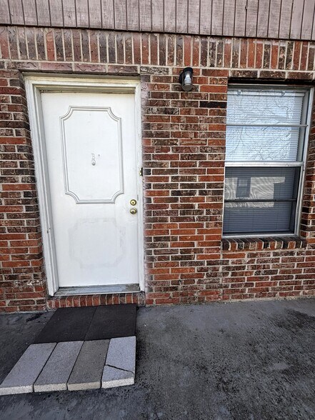 Building Photo - 402 S 2nd St