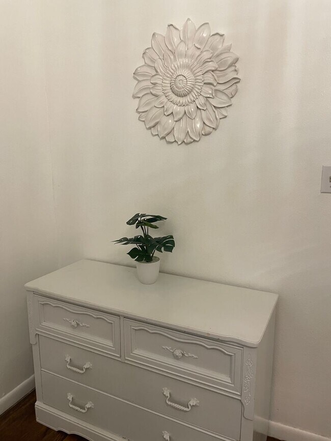 Building Photo - Great short term stay property! Nightly to monthly stays available!!