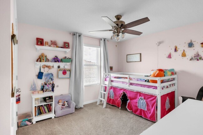 Building Photo - Spacious 5-Bedroom Home with Resort-Style ...