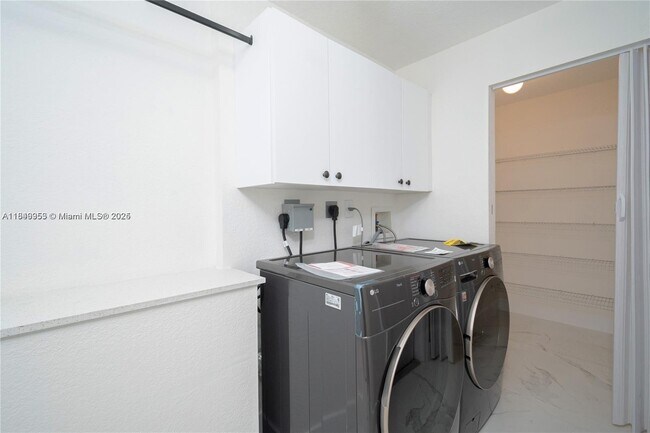 Building Photo - 7042 NW 114th Ct