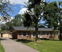 Building Photo - Charming 3-bedroom,1-bath home w/Detached garage for rent in Springfield, Tennessee.