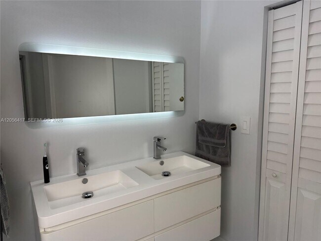 Building Photo - 888 Brickell Key Dr