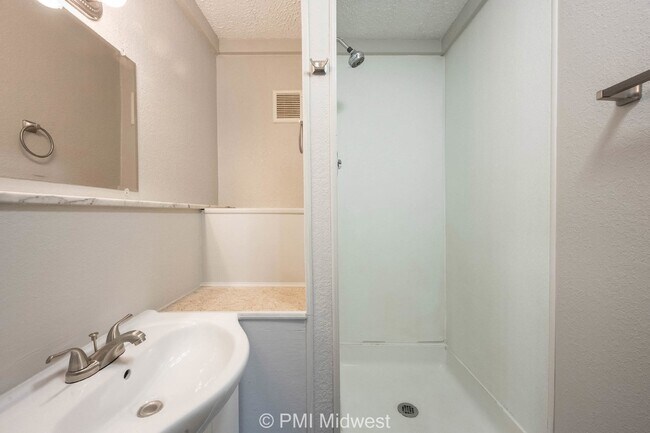 Building Photo - "Cozy 1-Bedroom Retreat: Perfectly Located Gem in Greenfield, IN!"