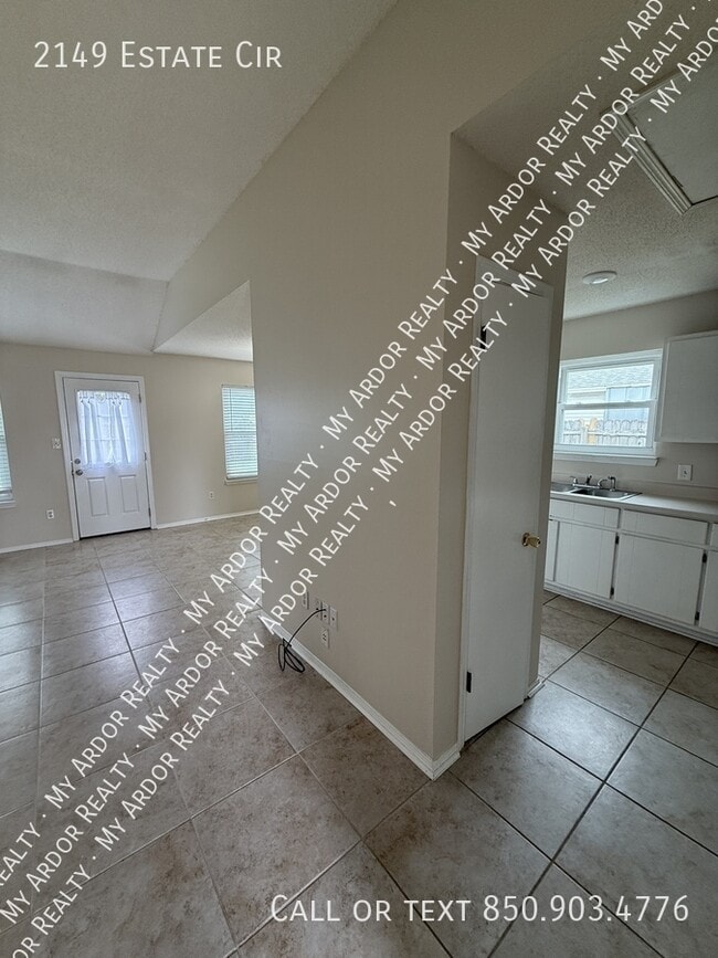 Building Photo - 2149 Estate Cir