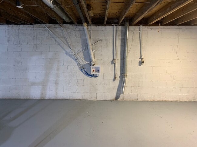 Building Photo - 562 Granite St