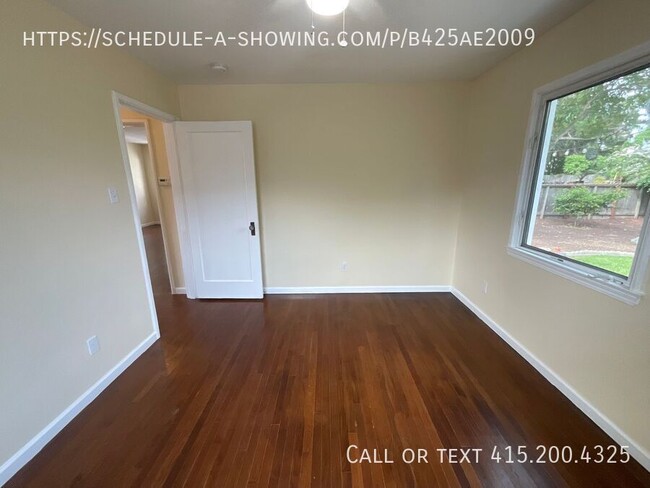 Building Photo - 962 Hall St