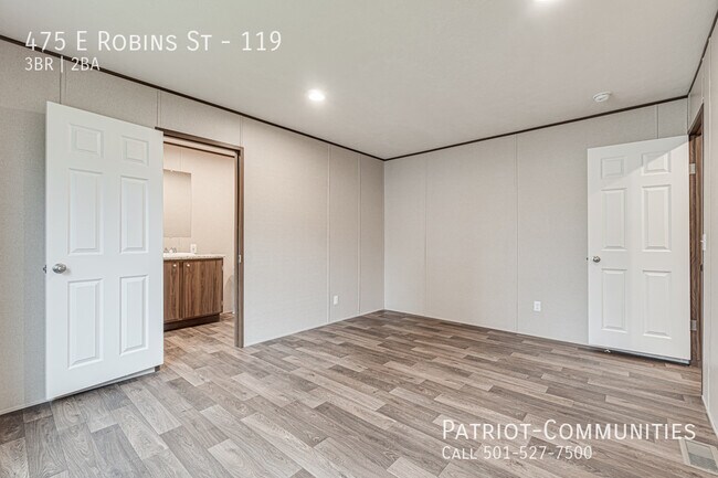 Building Photo - 475 E Robins St