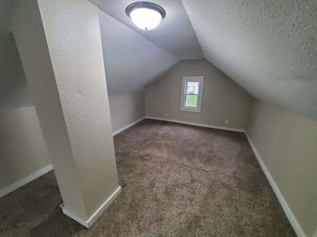 Building Photo - 2 Bedroom, 1 Bathroom rental home with gar...