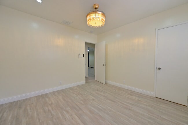 Building Photo - 326 E Olive Ave