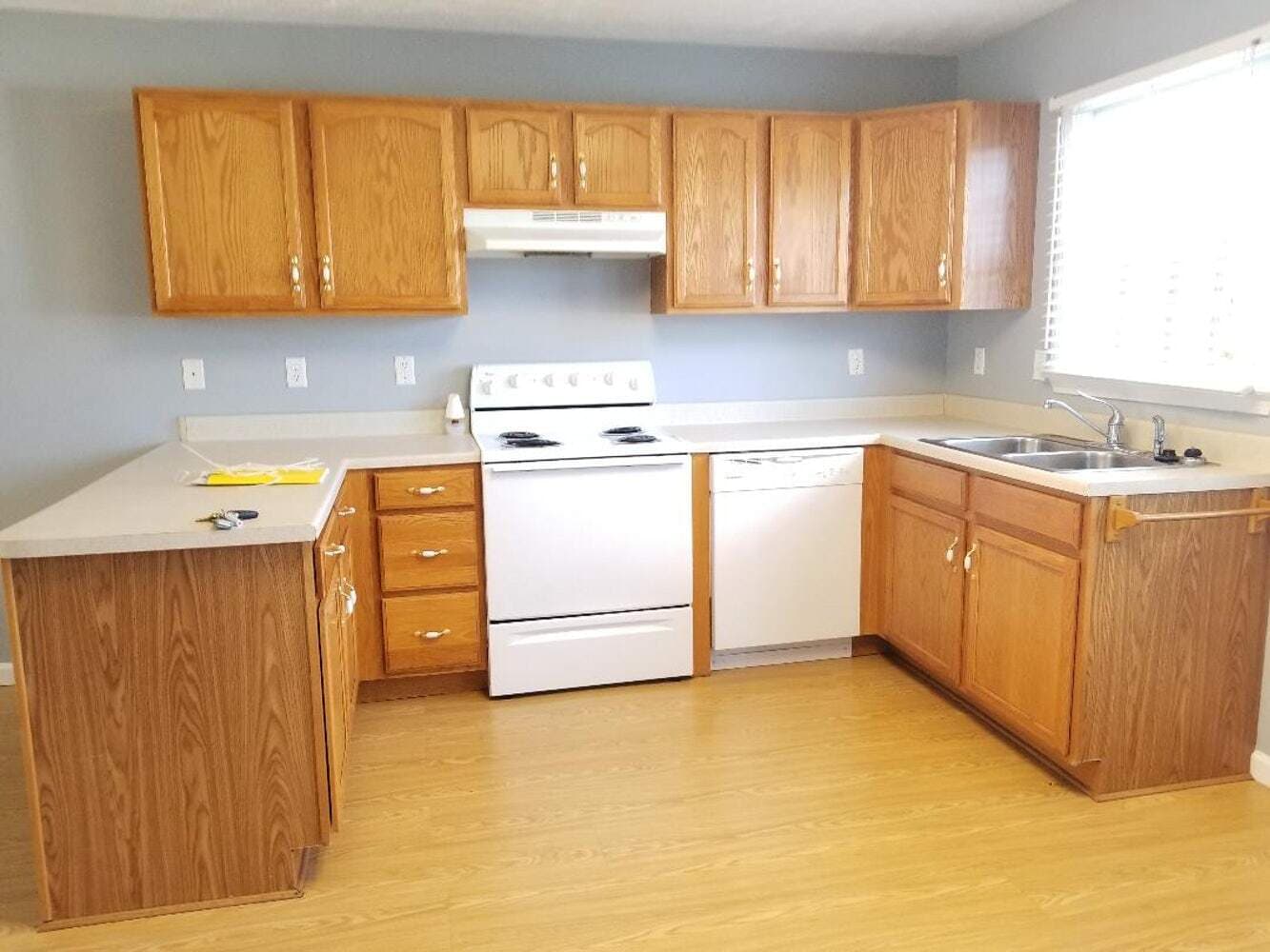 Kitchen - 343 Beaverview Dr