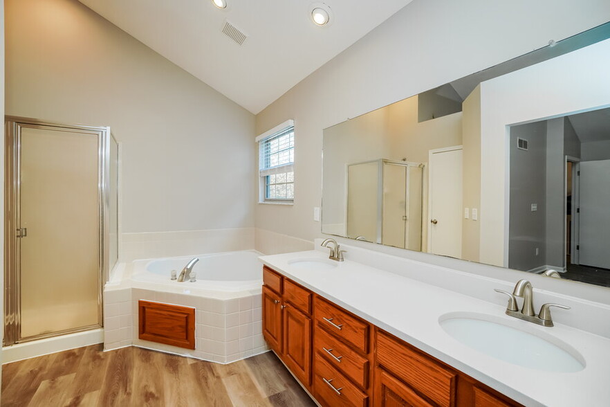 Building Photo - 1635 Saffron Dr