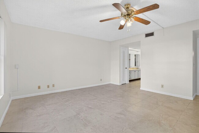 Building Photo - 300 N Hwy A1A