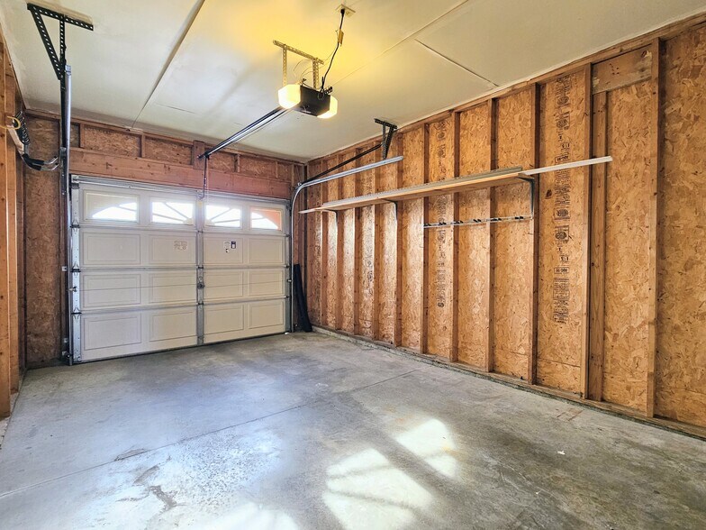 Building Photo - 27 Penny Ln