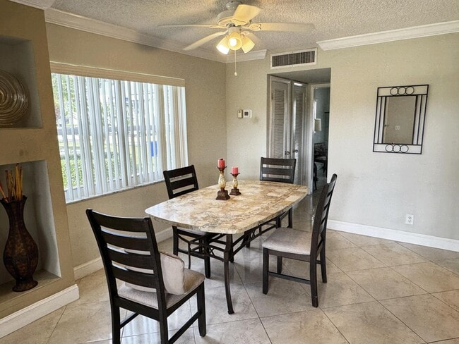 Building Photo - 984 Normandy Ln