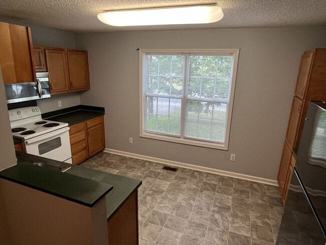 Building Photo - Great 3 Bed, 2 Bath Ranch home in Concord'...