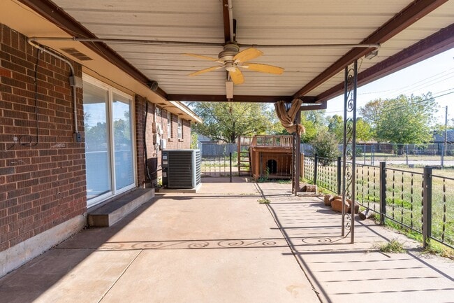 Building Photo - Cute 4 bedroom House