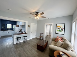 Building Photo - 715 W Hollywood Ave