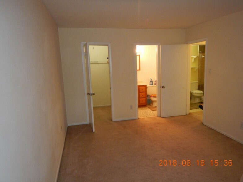 Building Photo - 3306 Woodburn Village Dr