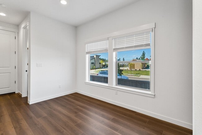 Building Photo - 2022 - Plenty of upgrades !  Access to Pool + Amenities. AC on Main, Walking trails, Nice End uni...