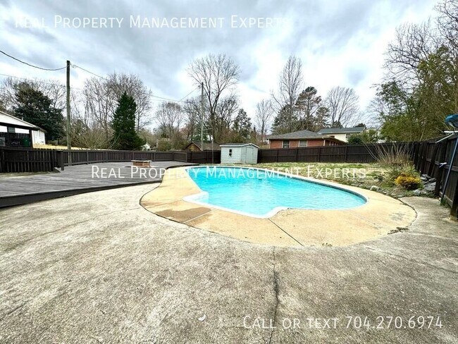 Building Photo - 900 Tally Ho Ct