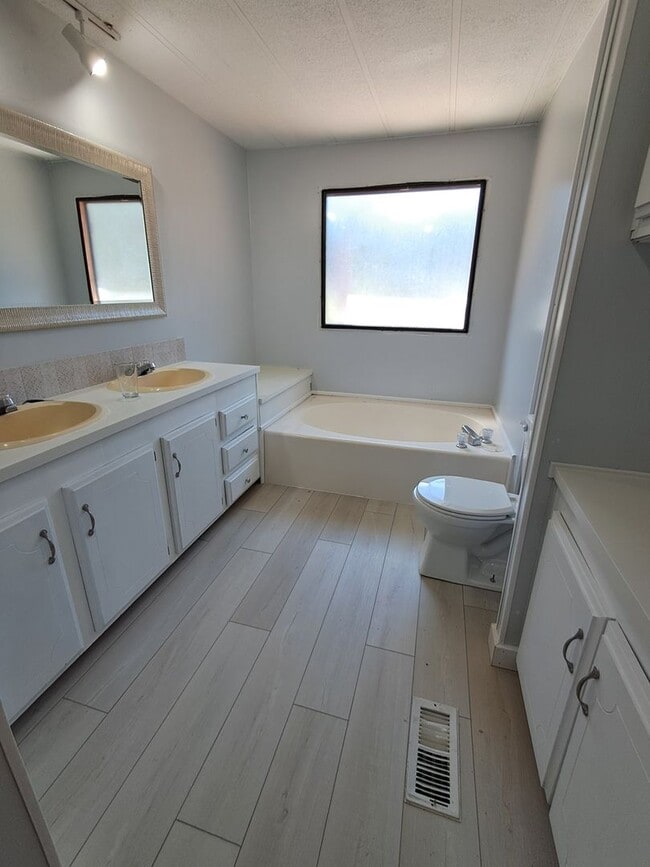 Building Photo - Seabeck 3 Bedroom Oasis Available for Rent...