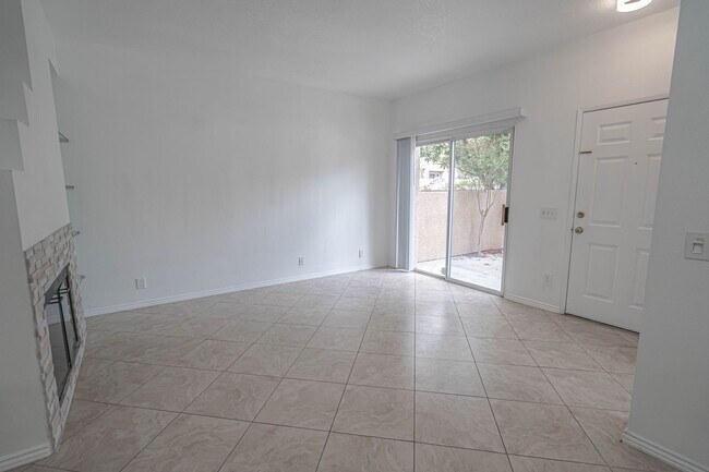 Building Photo - Palisades 3 Bedroom Townhome for Rent in Stevenson Ranch!