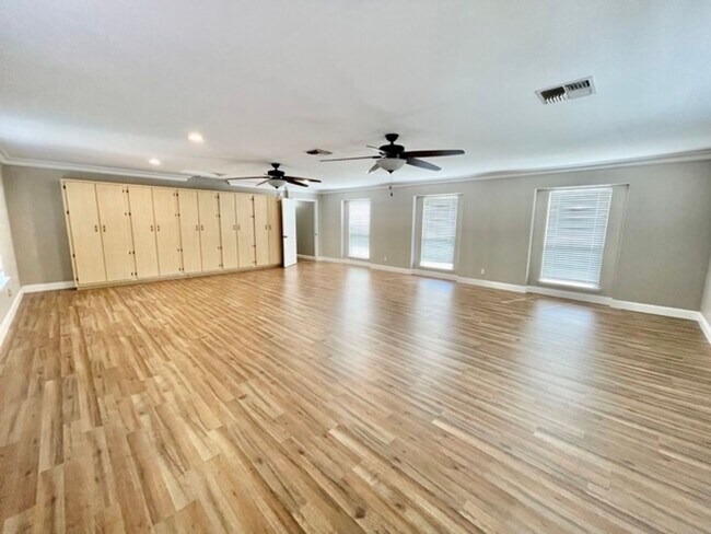 Building Photo - $3,500 Private pool, Solar Panels, 5 Bed, ...