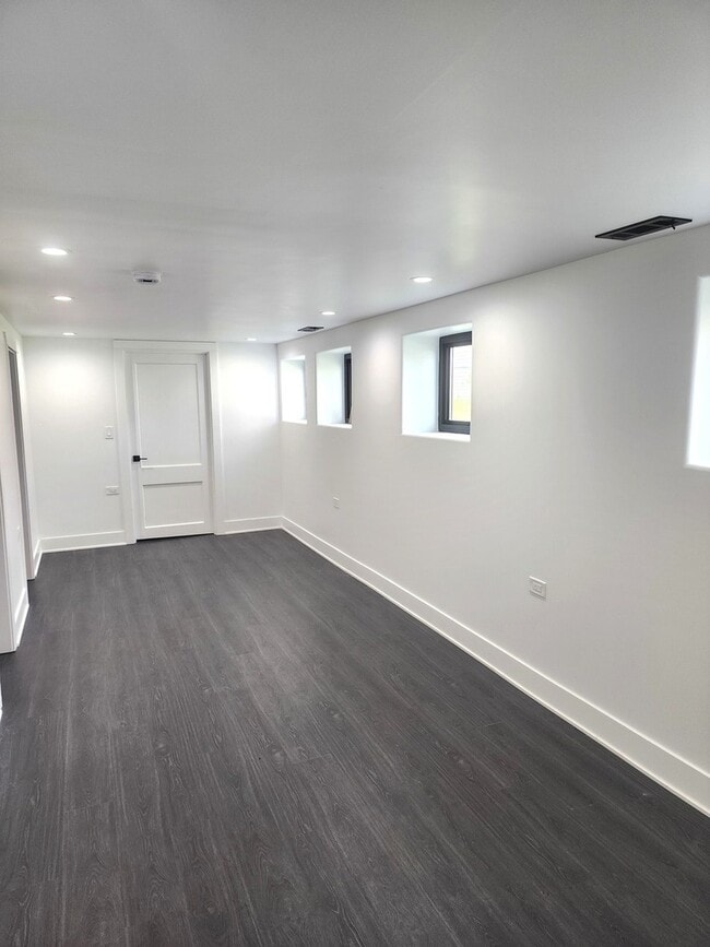 Building Photo - 243 W Swann St