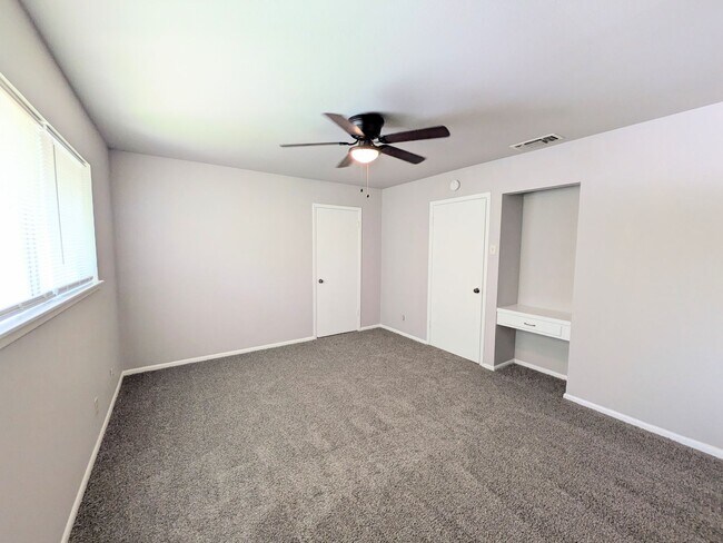 Building Photo - 501/503 Southtrail Dr