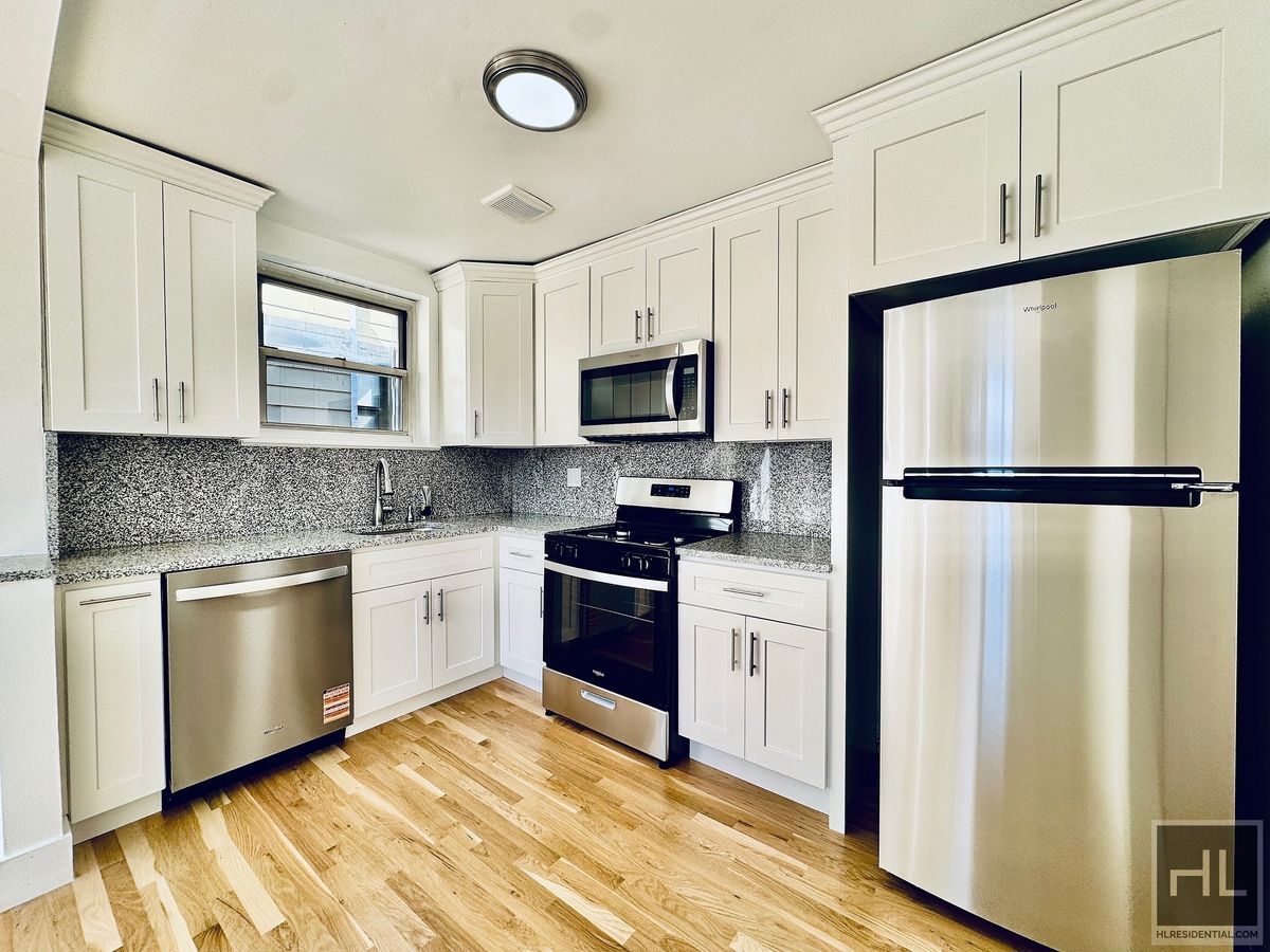 Building Photo - Newly Renovated 2 bedroom apartment spanni...