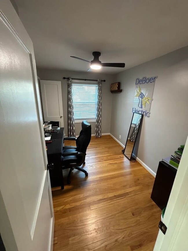 Building Photo - Massive Parking + Finished Basement Near UNMC & Downtown – $2,000/mo