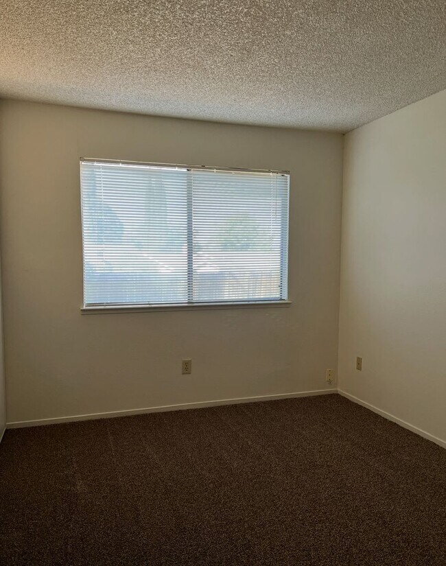 Building Photo - NICE 3 BED HOME IN CITRUS HEIGHTS!! HUGE YARD!!