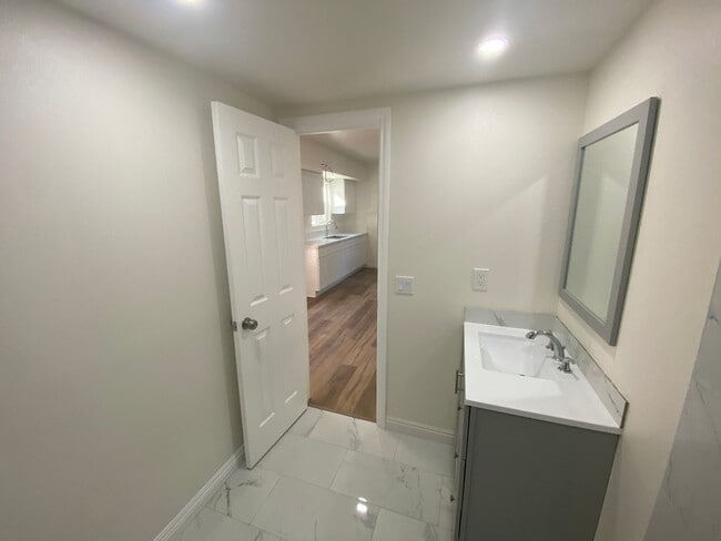 Building Photo - Modern Townhome with Gorgeous City Views – Prime Thousand Oaks Locati