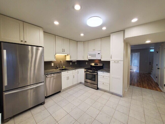 Building Photo - "Charming 2-Bed Townhouse Retreat with Modern Comforts in Hendersonville!"