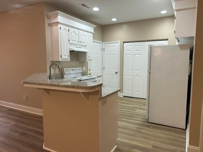 Building Photo - 3421 Beacon Dr