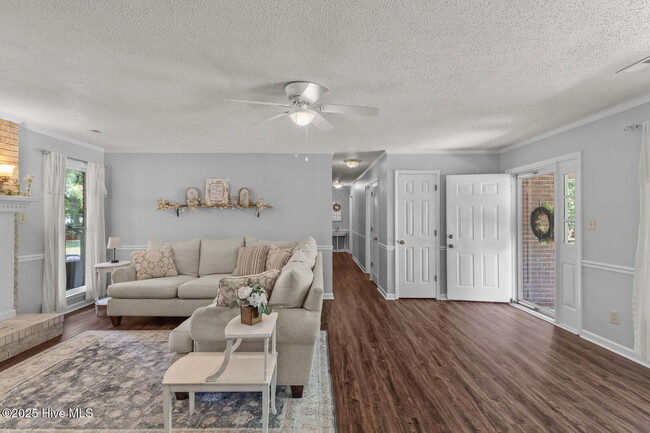 Building Photo - Beautiful 3 Bedroom, 2 Bath Home -135 Yate...