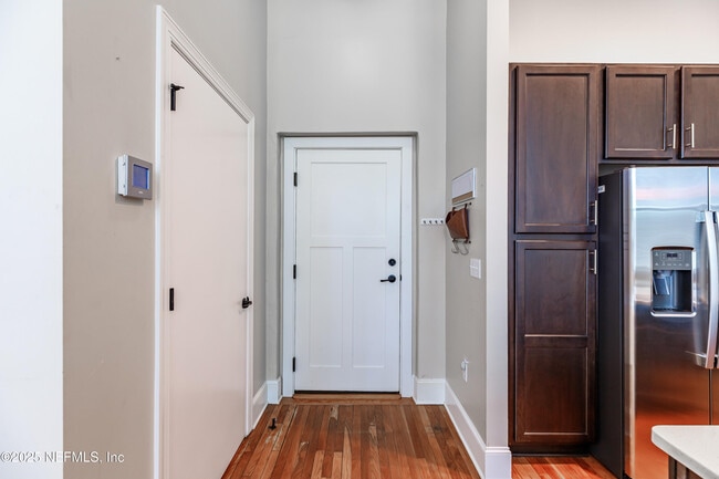 Primary Photo - 2525 College St