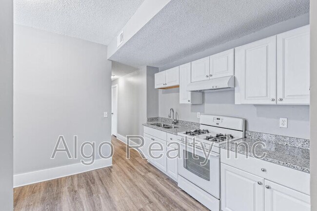 Building Photo - 1016 N Newton Ave