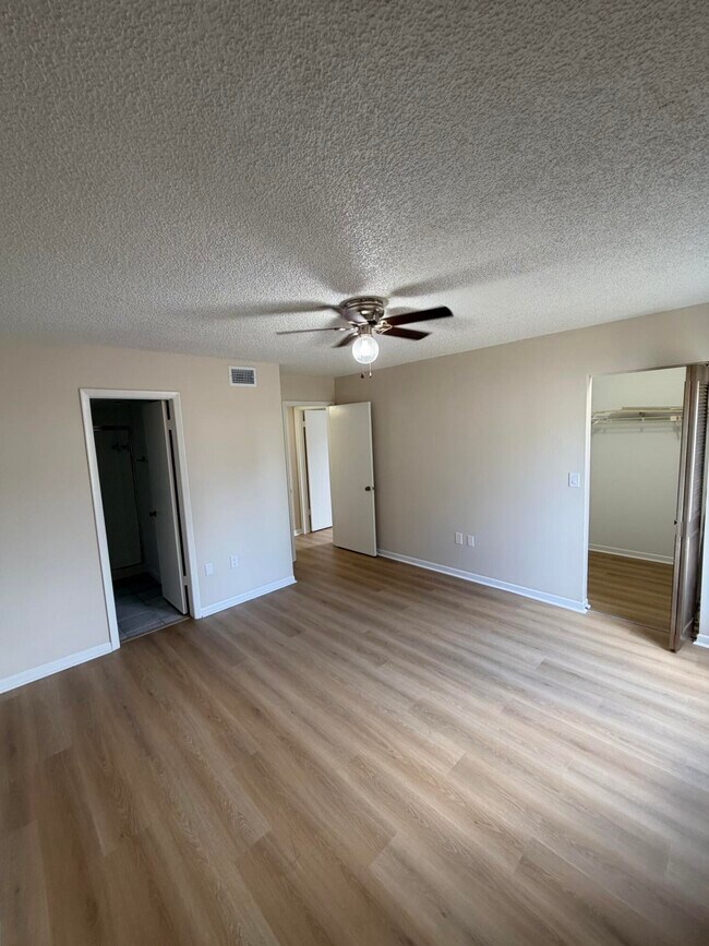 Building Photo - 2575 Pine Ridge Way S