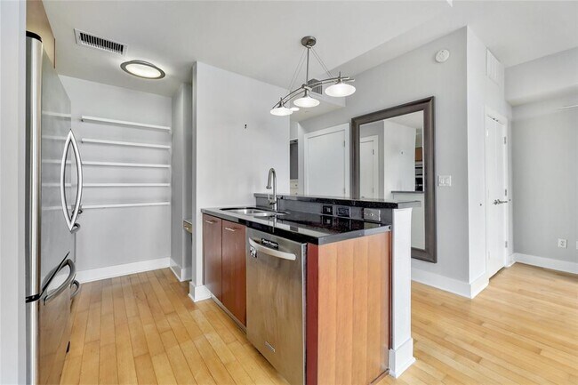 Building Photo - 603 Davis St