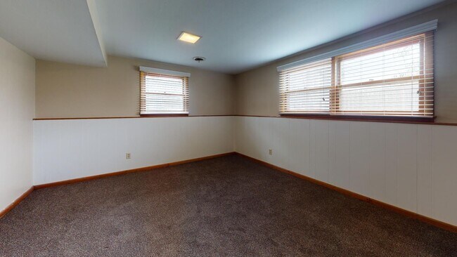 Building Photo - 4 Bedroom, 2 Bathroom Split Level Home