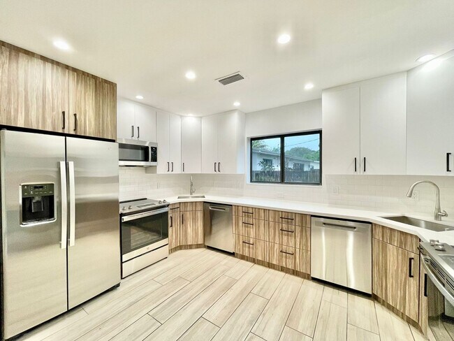 Building Photo - Renovated 4 Bedroom 3 Bathroom