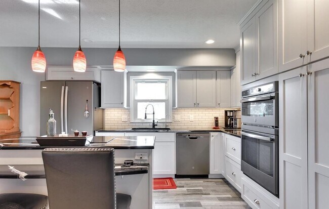 Building Photo - Spacious Tri-Level Home With Modern Upgrad...