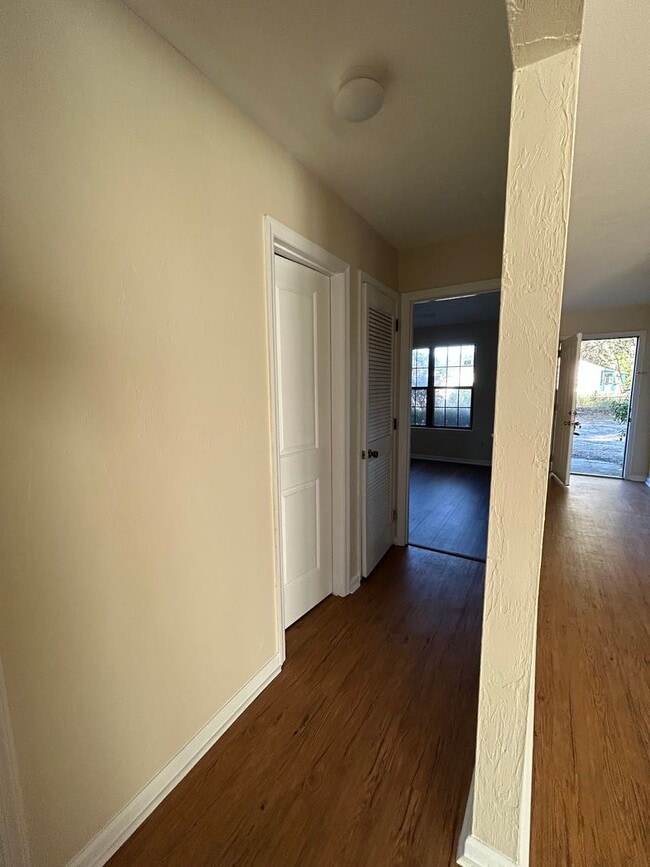 Building Photo - Spacious 2 bedroom! BRAND NEW PAINT AND FLOORING