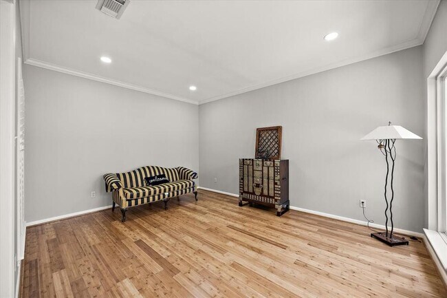 Building Photo - 627 Chadbourne Ct